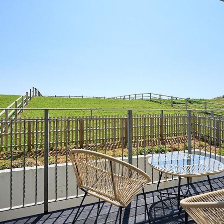 Spacious 1 Bed Apt - Stunning Views & Private Parking - 5 Mins To Beach - Dog Friendly - Close To Ventnor, Shanklin & Sandown - Ideal For Friends, Families & Business Travellers - Sleeps Up To 4 Guests - Managed By "Greenstay Serviced Accommodation" Bonchurch Ngoại thất bức ảnh