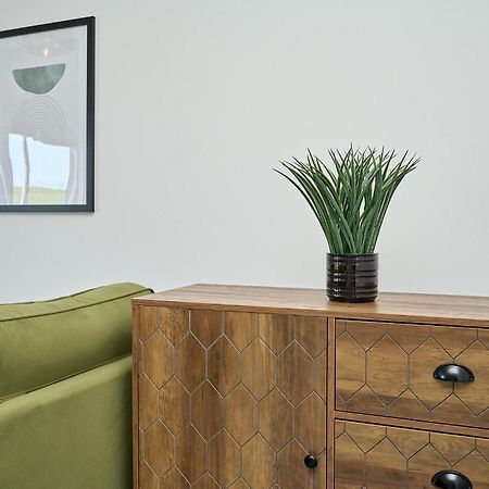 Spacious 1 Bed Apt - Stunning Views & Private Parking - 5 Mins To Beach - Dog Friendly - Close To Ventnor, Shanklin & Sandown - Ideal For Friends, Families & Business Travellers - Sleeps Up To 4 Guests - Managed By "Greenstay Serviced Accommodation" Bonchurch Ngoại thất bức ảnh