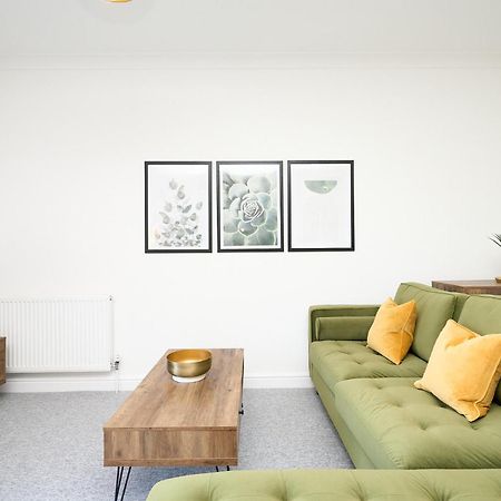 Spacious 1 Bed Apt - Stunning Views & Private Parking - 5 Mins To Beach - Dog Friendly - Close To Ventnor, Shanklin & Sandown - Ideal For Friends, Families & Business Travellers - Sleeps Up To 4 Guests - Managed By "Greenstay Serviced Accommodation" Bonchurch Ngoại thất bức ảnh