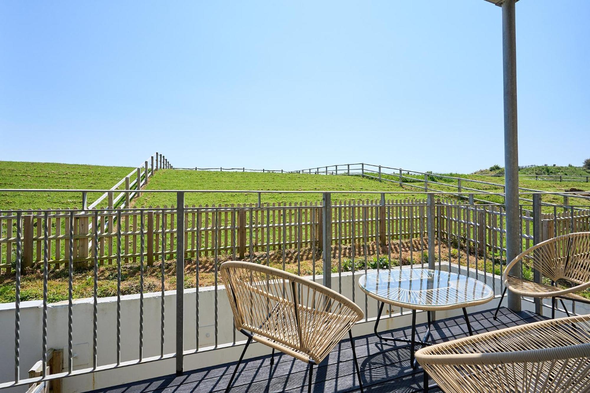 Spacious 1 Bed Apt - Stunning Views & Private Parking - 5 Mins To Beach - Dog Friendly - Close To Ventnor, Shanklin & Sandown - Ideal For Friends, Families & Business Travellers - Sleeps Up To 4 Guests - Managed By "Greenstay Serviced Accommodation" Bonchurch Ngoại thất bức ảnh