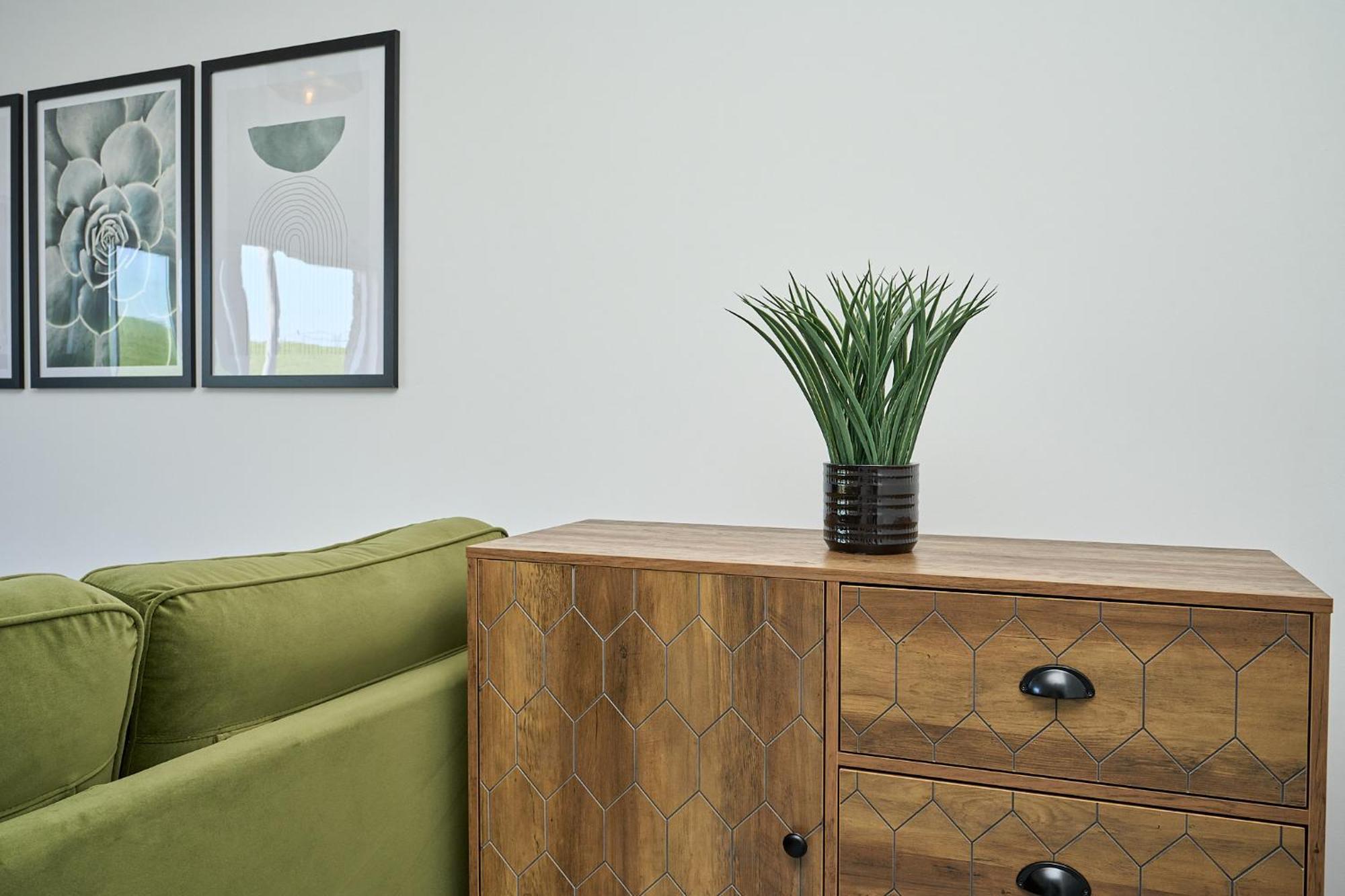 Spacious 1 Bed Apt - Stunning Views & Private Parking - 5 Mins To Beach - Dog Friendly - Close To Ventnor, Shanklin & Sandown - Ideal For Friends, Families & Business Travellers - Sleeps Up To 4 Guests - Managed By "Greenstay Serviced Accommodation" Bonchurch Ngoại thất bức ảnh