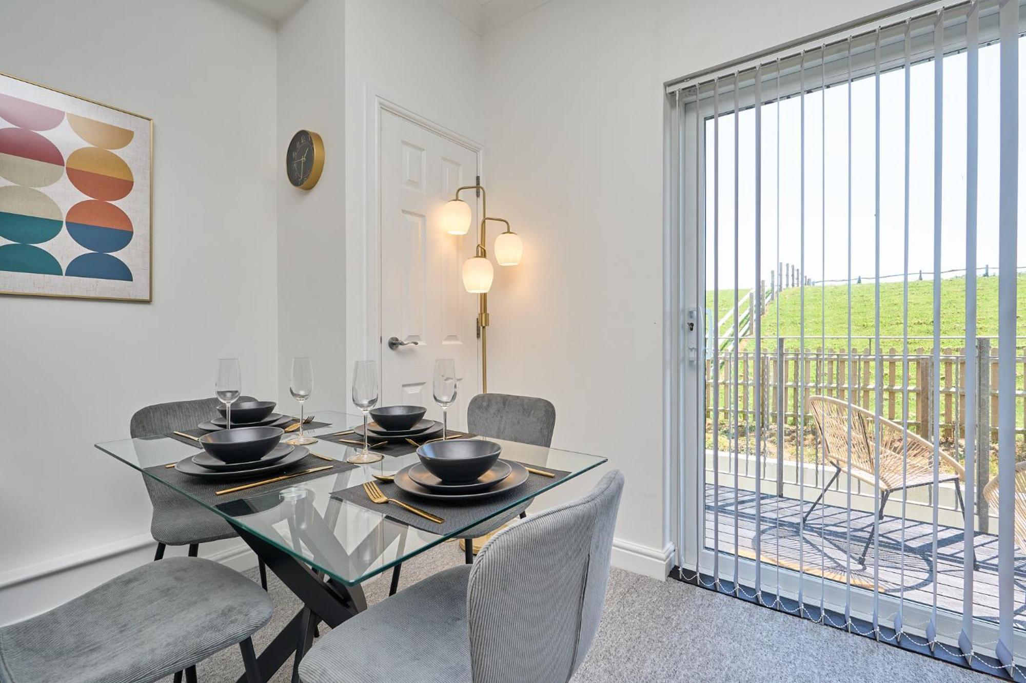 Spacious 1 Bed Apt - Stunning Views & Private Parking - 5 Mins To Beach - Dog Friendly - Close To Ventnor, Shanklin & Sandown - Ideal For Friends, Families & Business Travellers - Sleeps Up To 4 Guests - Managed By "Greenstay Serviced Accommodation" Bonchurch Ngoại thất bức ảnh