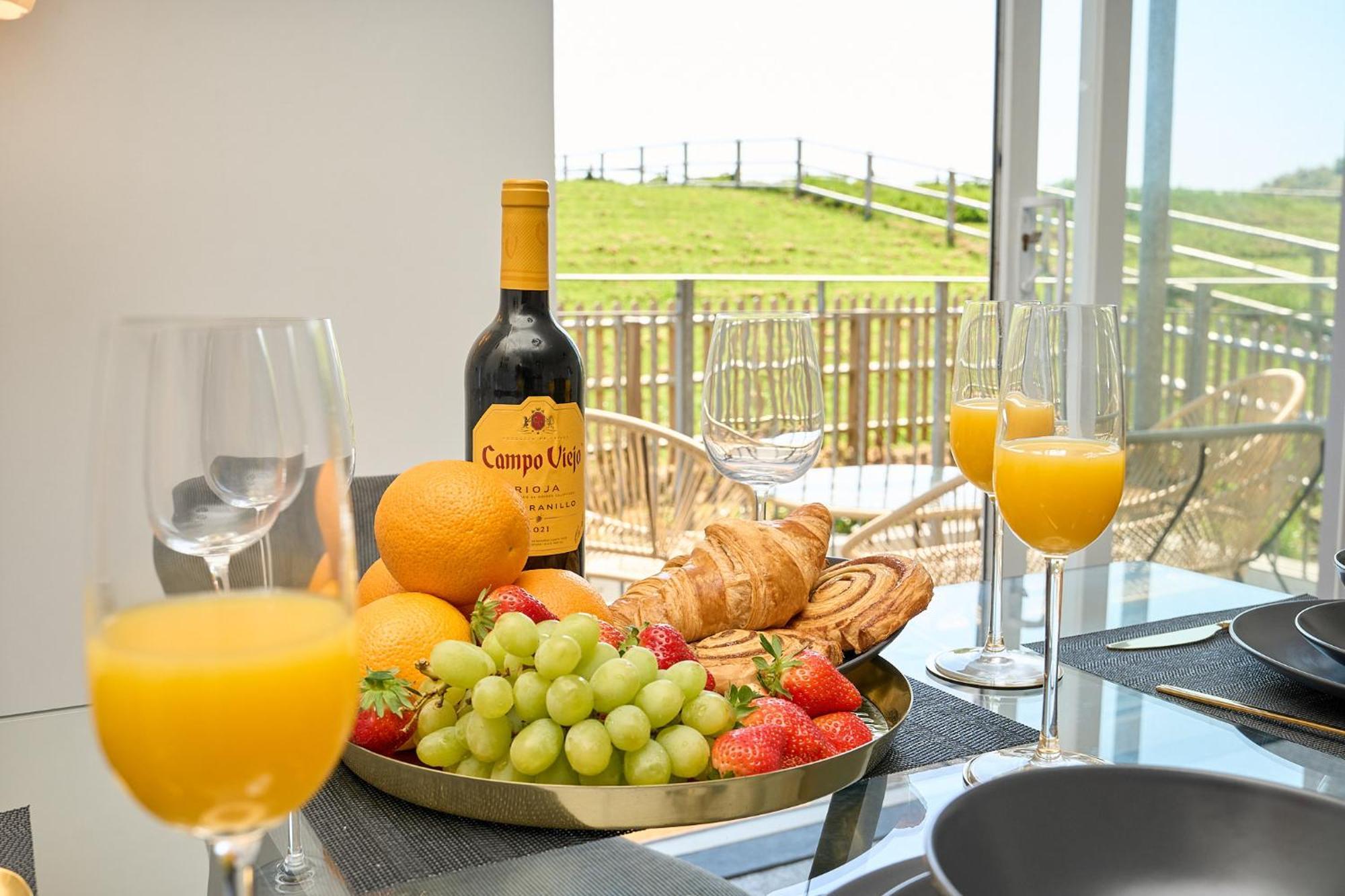 Spacious 1 Bed Apt - Stunning Views & Private Parking - 5 Mins To Beach - Dog Friendly - Close To Ventnor, Shanklin & Sandown - Ideal For Friends, Families & Business Travellers - Sleeps Up To 4 Guests - Managed By "Greenstay Serviced Accommodation" Bonchurch Ngoại thất bức ảnh