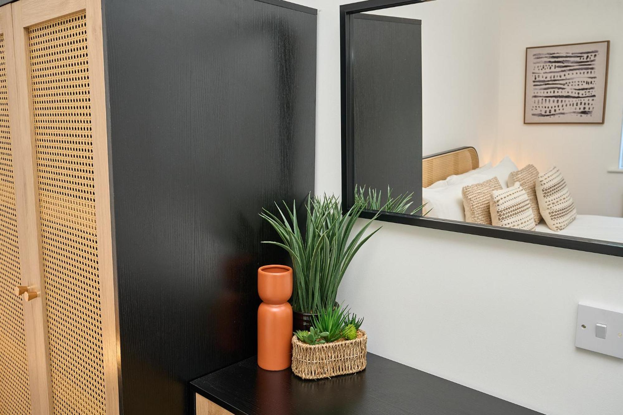 Spacious 1 Bed Apt - Stunning Views & Private Parking - 5 Mins To Beach - Dog Friendly - Close To Ventnor, Shanklin & Sandown - Ideal For Friends, Families & Business Travellers - Sleeps Up To 4 Guests - Managed By "Greenstay Serviced Accommodation" Bonchurch Ngoại thất bức ảnh