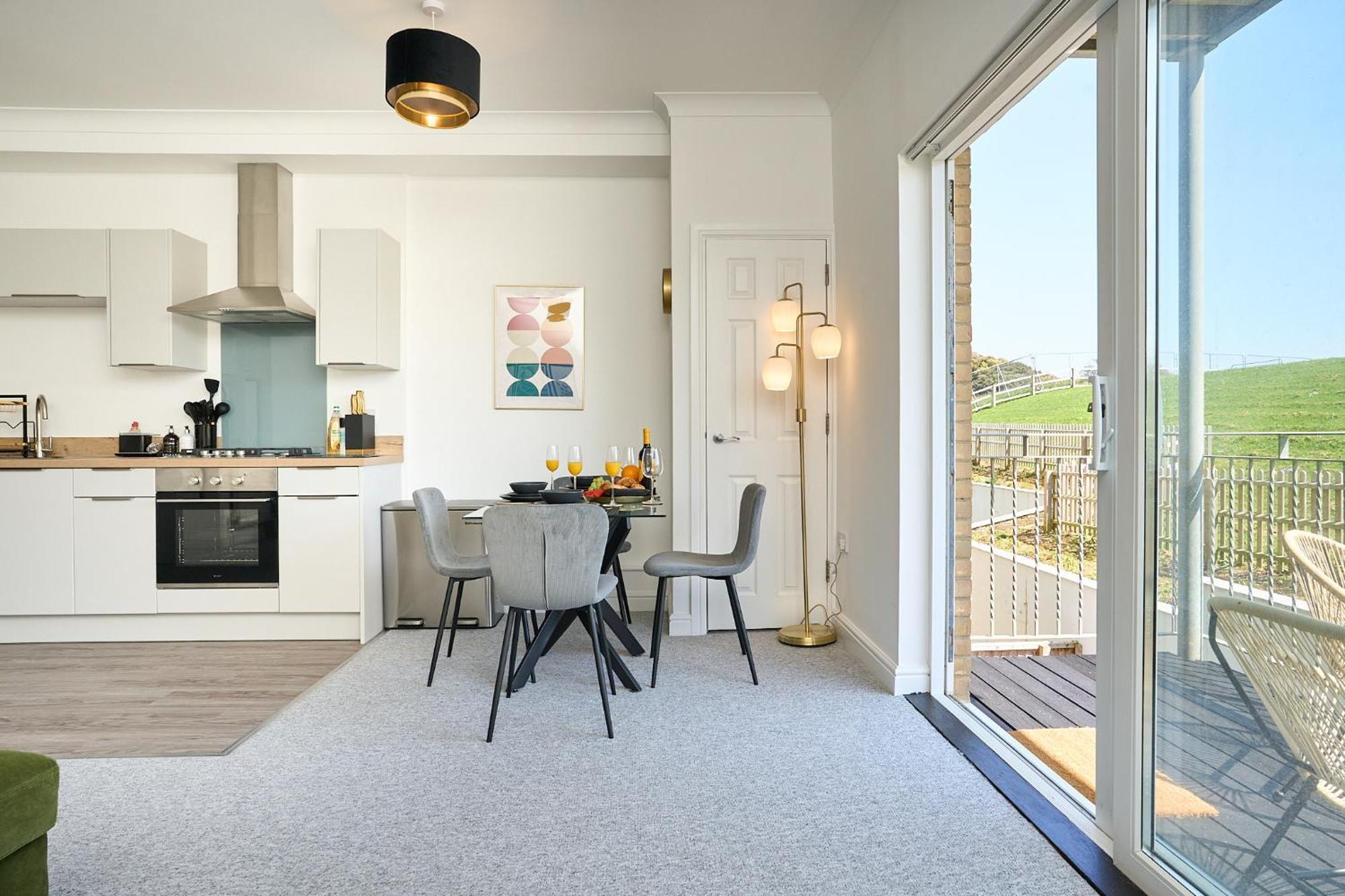 Spacious 1 Bed Apt - Stunning Views & Private Parking - 5 Mins To Beach - Dog Friendly - Close To Ventnor, Shanklin & Sandown - Ideal For Friends, Families & Business Travellers - Sleeps Up To 4 Guests - Managed By "Greenstay Serviced Accommodation" Bonchurch Ngoại thất bức ảnh