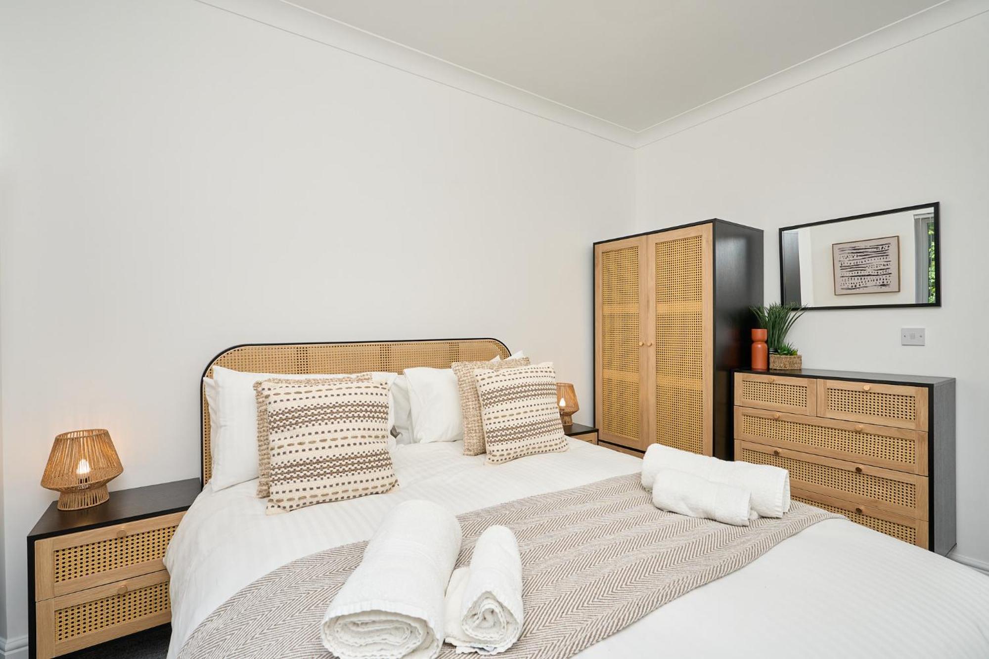 Spacious 1 Bed Apt - Stunning Views & Private Parking - 5 Mins To Beach - Dog Friendly - Close To Ventnor, Shanklin & Sandown - Ideal For Friends, Families & Business Travellers - Sleeps Up To 4 Guests - Managed By "Greenstay Serviced Accommodation" Bonchurch Ngoại thất bức ảnh
