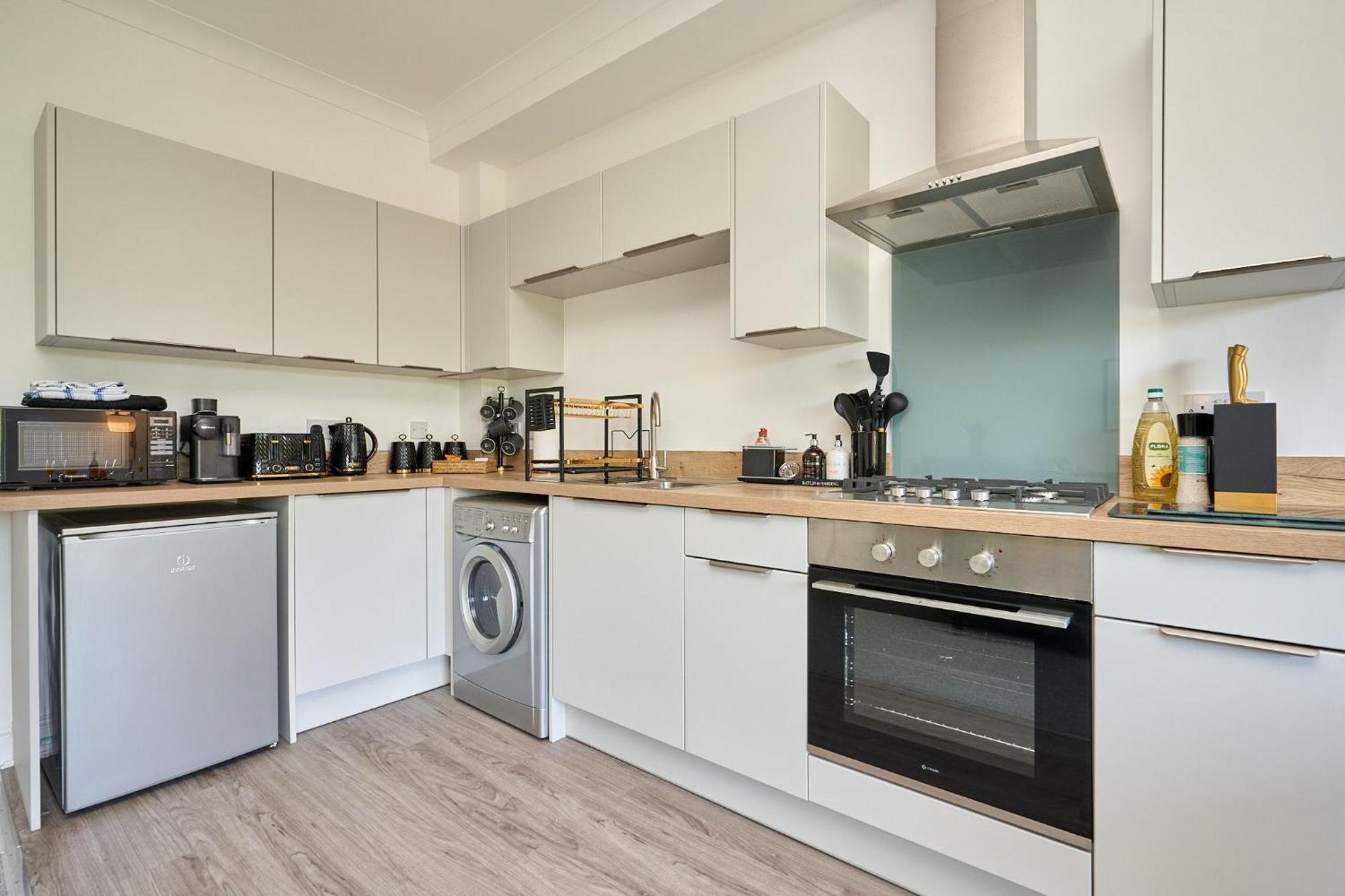 Spacious 1 Bed Apt - Stunning Views & Private Parking - 5 Mins To Beach - Dog Friendly - Close To Ventnor, Shanklin & Sandown - Ideal For Friends, Families & Business Travellers - Sleeps Up To 4 Guests - Managed By "Greenstay Serviced Accommodation" Bonchurch Ngoại thất bức ảnh