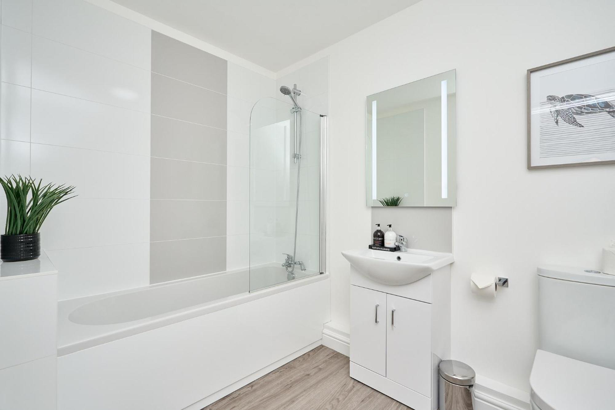 Spacious 1 Bed Apt - Stunning Views & Private Parking - 5 Mins To Beach - Dog Friendly - Close To Ventnor, Shanklin & Sandown - Ideal For Friends, Families & Business Travellers - Sleeps Up To 4 Guests - Managed By "Greenstay Serviced Accommodation" Bonchurch Ngoại thất bức ảnh