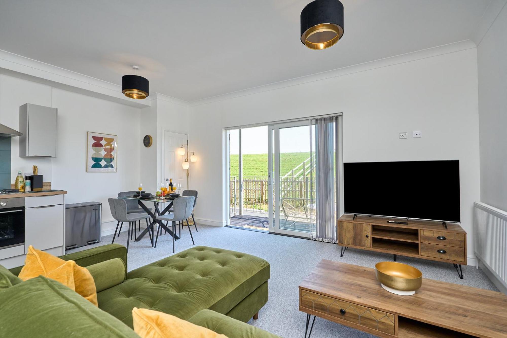 Spacious 1 Bed Apt - Stunning Views & Private Parking - 5 Mins To Beach - Dog Friendly - Close To Ventnor, Shanklin & Sandown - Ideal For Friends, Families & Business Travellers - Sleeps Up To 4 Guests - Managed By "Greenstay Serviced Accommodation" Bonchurch Ngoại thất bức ảnh