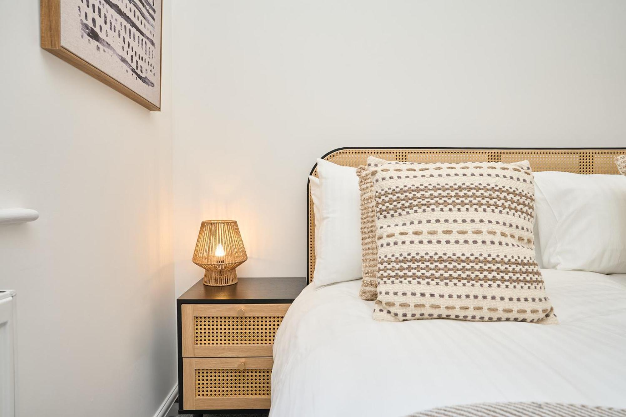 Spacious 1 Bed Apt - Stunning Views & Private Parking - 5 Mins To Beach - Dog Friendly - Close To Ventnor, Shanklin & Sandown - Ideal For Friends, Families & Business Travellers - Sleeps Up To 4 Guests - Managed By "Greenstay Serviced Accommodation" Bonchurch Ngoại thất bức ảnh